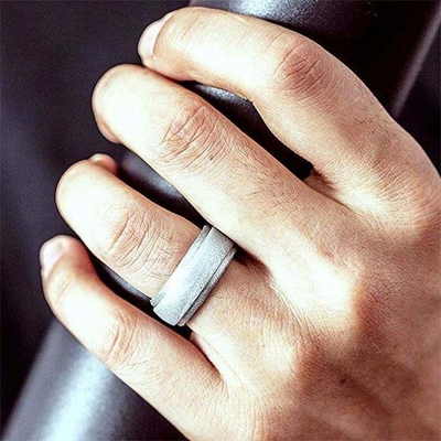 남성용 실리콘 결혼 반지 4 팩 싱글 스텝 엣지 깔끔한 디자인 금속 블랙과 카모