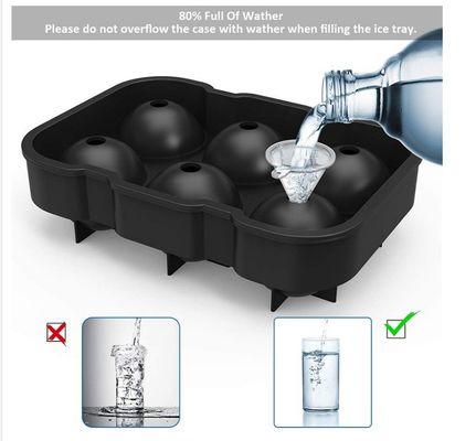 재사용 할 수 있는 실리콘 아이스큐브 트레이로 위스키 둥근 공을 손쉽게 만들자