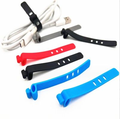 식용용 USB 케이블을 폼핑하기 위한 다채로운 실리콘 스트랩 케이블 홀더 조직기