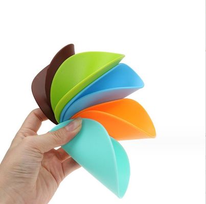 고립된 커피 매트와 실리콘 부스터 조각과 함께 다기능 병 열기 매트