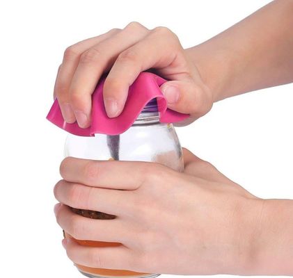 고립된 커피 매트와 실리콘 부스터 조각과 함께 다기능 병 열기 매트